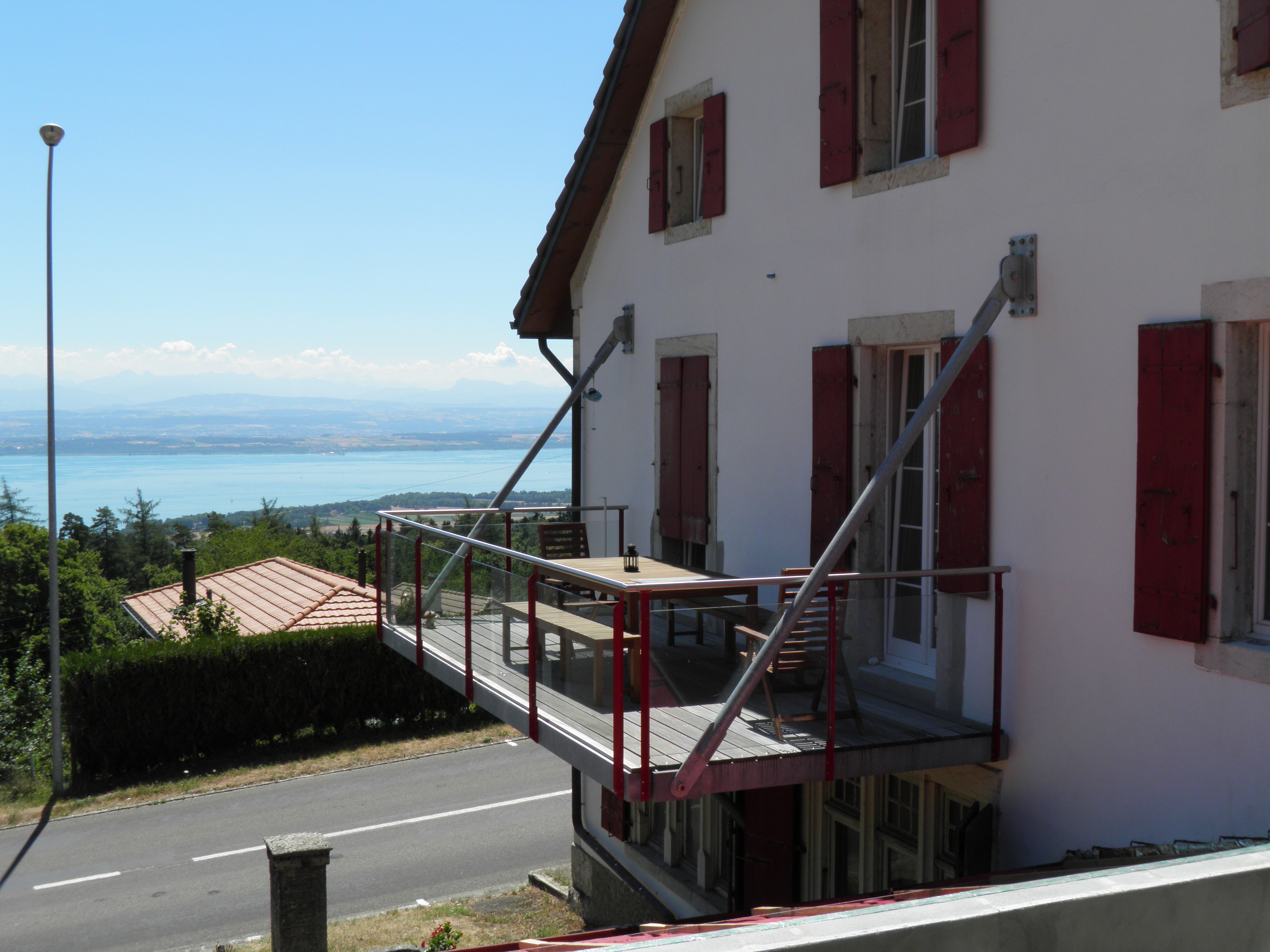 Balcon En Bois Suspendu : sol barri?re en verre montant en acier thermolaqu? plancher en bois Balcon En Bois Suspendu : sol barri?re en verre montant en acier thermolaqu? plancher en bois