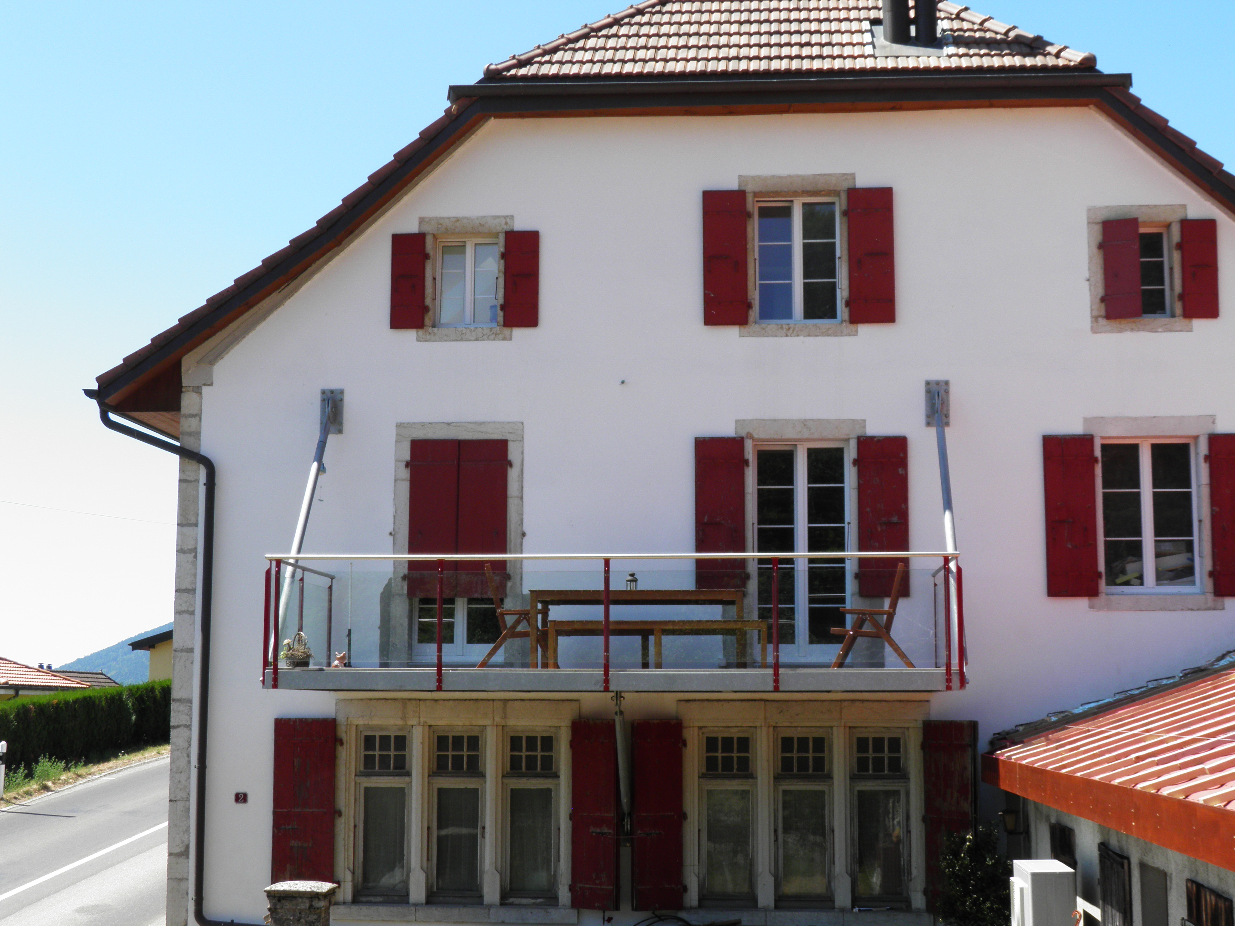 Balcon En Bois Suspendu : sol barri?re en verre montant en acier thermolaqu? plancher en bois Balcon En Bois Suspendu : sol barri?re en verre montant en acier thermolaqu? plancher en bois